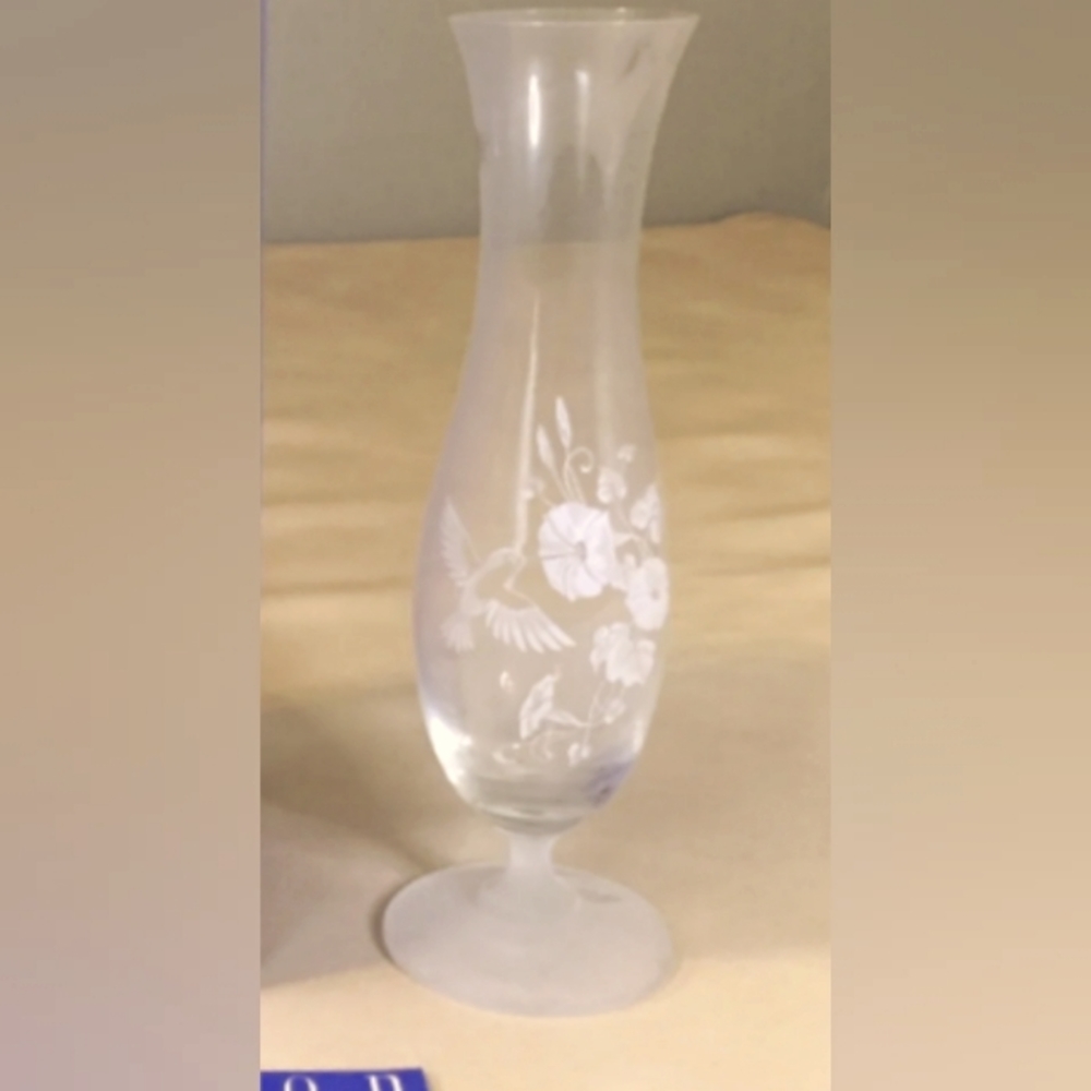Avon Vintage Humming bird Collection Bud Vase.